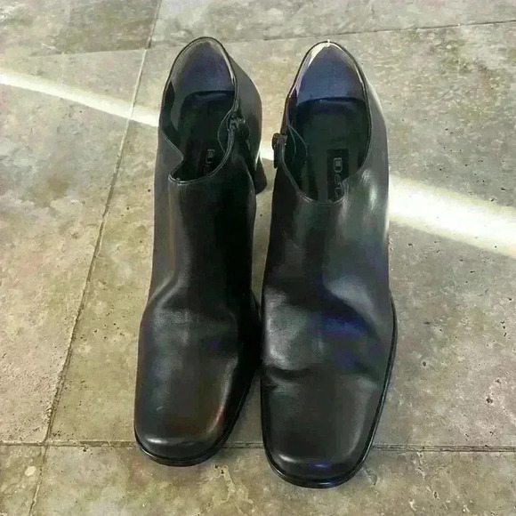 Details Leather Brown booties. NEW. 7.5. Excellent Condition. Zip sides 3” heel - Picture 12 of 14